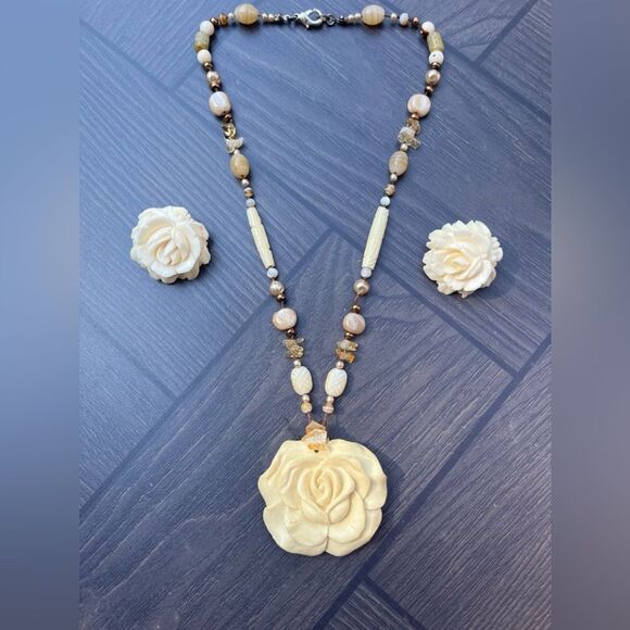 Gorgeous vintage ivory/cream necklace/rose pendant (2in) with earings set (1 in) - Picture 1 of 5